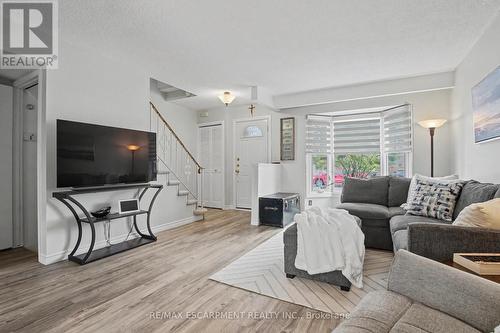 21 Greystone Crescent, St. Catharines, ON - Indoor Photo Showing Living Room