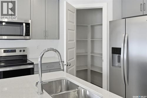262 Kostiuk Crescent, Saskatoon, SK - Indoor Photo Showing Kitchen With Double Sink With Upgraded Kitchen