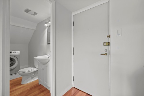 Powder room - 302-150 Rue Berlioz, Montréal (Verdun/Île-Des-Soeurs), QC - Indoor Photo Showing Laundry Room