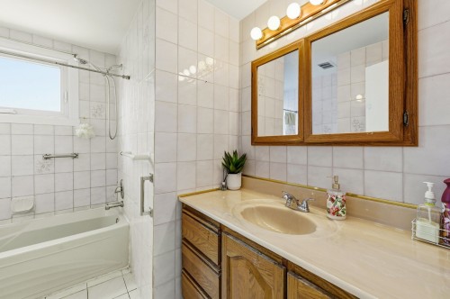 Bathroom - 3737 Boul. Henri-Bourassa O., Montréal (Saint-Laurent), QC - Indoor Photo Showing Bathroom