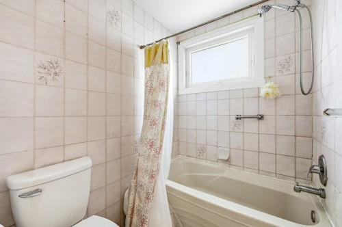 Bathroom - 3737 Boul. Henri-Bourassa O., Montréal (Saint-Laurent), QC - Indoor Photo Showing Bathroom