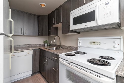 301-9805 Second St, Sidney, BC - Indoor Photo Showing Kitchen
