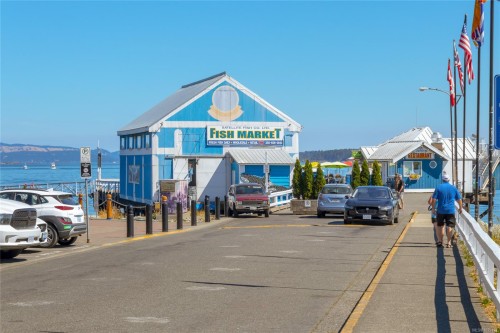 301-9805 Second St, Sidney, BC - Outdoor