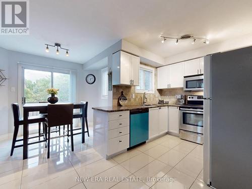 5380 Floral Hill Crescent, Mississauga, ON - Indoor Photo Showing Kitchen