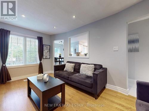 5380 Floral Hill Crescent, Mississauga, ON - Indoor Photo Showing Living Room
