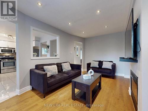 5380 Floral Hill Crescent, Mississauga, ON - Indoor Photo Showing Living Room