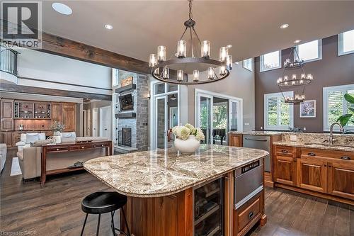 253 Rossmore Boulevard, Burlington, ON - Indoor Photo Showing Kitchen With Upgraded Kitchen