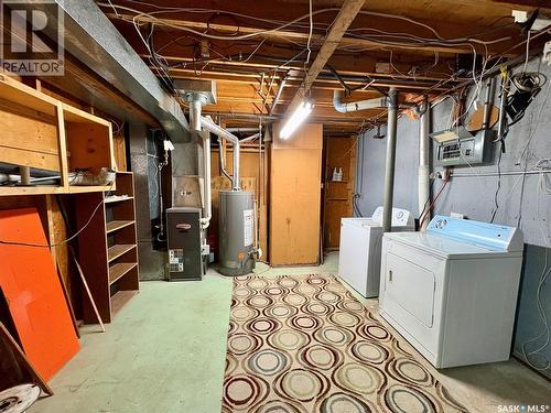 480 8Th Avenue Se, Swift Current, SK - Indoor Photo Showing Laundry Room