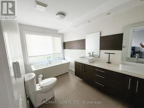 362 Roosevelt Avenue, Ottawa, ON - Indoor Photo Showing Bathroom