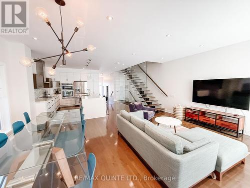 362 Roosevelt Avenue, Ottawa, ON - Indoor Photo Showing Living Room