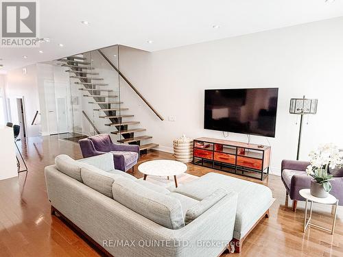 362 Roosevelt Avenue, Ottawa, ON - Indoor Photo Showing Living Room