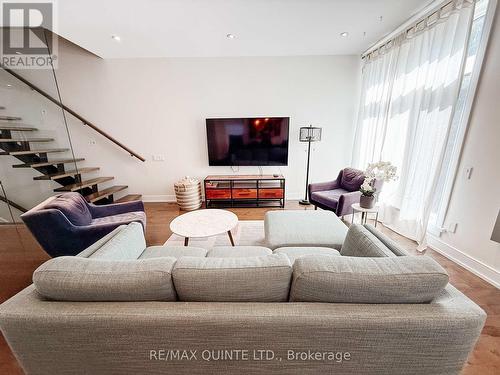 362 Roosevelt Avenue, Ottawa, ON - Indoor Photo Showing Living Room