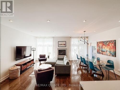 362 Roosevelt Avenue, Ottawa, ON - Indoor Photo Showing Living Room