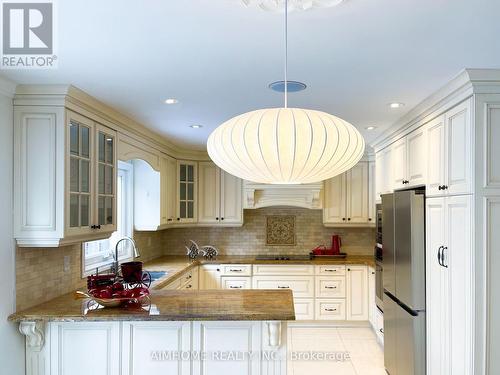 8 Cygnus Drive, Richmond Hill, ON - Indoor Photo Showing Kitchen