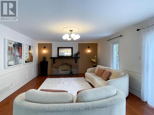 8 Cygnus Drive, Richmond Hill, ON - Indoor Photo Showing Living Room