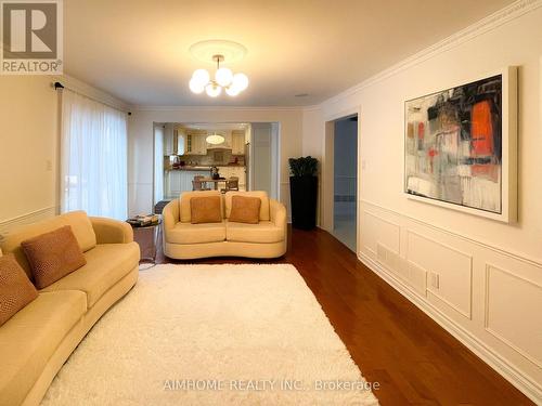 8 Cygnus Drive, Richmond Hill, ON - Indoor Photo Showing Living Room