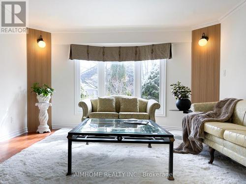 8 Cygnus Drive, Richmond Hill, ON - Indoor Photo Showing Living Room