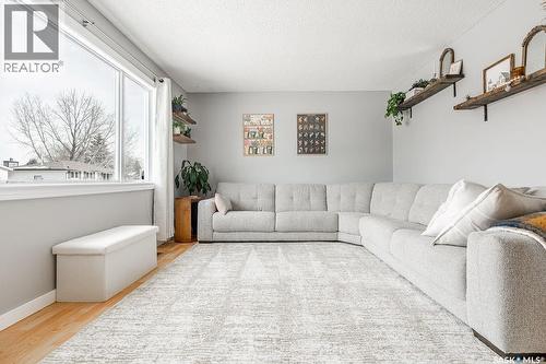 118 Shea Crescent, Saskatoon, SK - Indoor Photo Showing Living Room