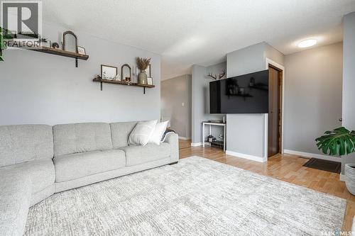 118 Shea Crescent, Saskatoon, SK - Indoor Photo Showing Living Room