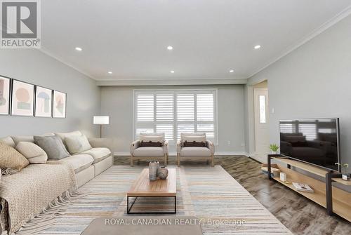 7566 Lockington Crescent, Mississauga, ON - Indoor Photo Showing Living Room