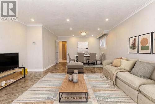 7566 Lockington Crescent, Mississauga, ON - Indoor Photo Showing Living Room