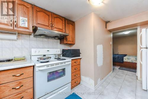 7566 Lockington Crescent, Mississauga, ON - Indoor Photo Showing Kitchen