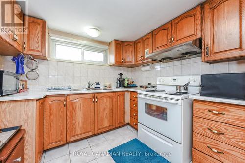7566 Lockington Crescent, Mississauga, ON - Indoor Photo Showing Kitchen With Double Sink