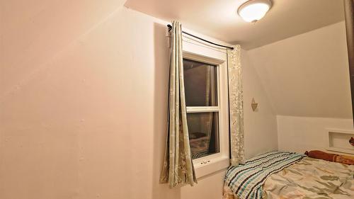 709 5Th Avenue, Kimberley, BC - Indoor Photo Showing Bedroom