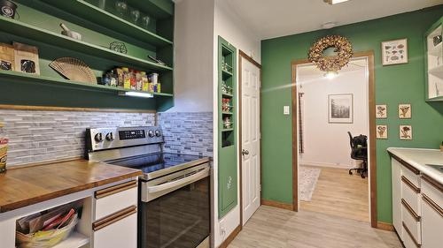 709 5Th Avenue, Kimberley, BC - Indoor Photo Showing Kitchen