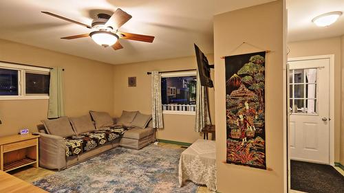 709 5Th Avenue, Kimberley, BC - Indoor Photo Showing Living Room