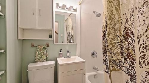 709 5Th Avenue, Kimberley, BC - Indoor Photo Showing Bathroom