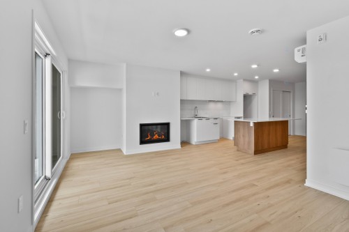 Salon - 305-110 Rue De Joliette, Bromont, QC - Indoor Photo Showing Kitchen With Fireplace