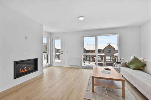 Salon - 306-110 Rue De Joliette, Bromont, QC - Indoor Photo Showing Living Room With Fireplace