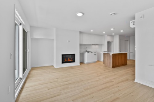 Salon - 303-110 Rue De Joliette, Bromont, QC - Indoor Photo Showing Kitchen With Fireplace