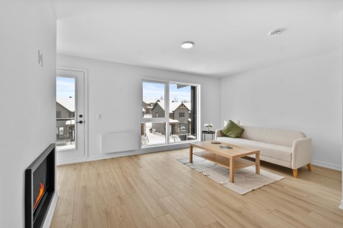 Salon - 106-110 Rue De Joliette, Bromont, QC - Indoor Photo Showing Living Room