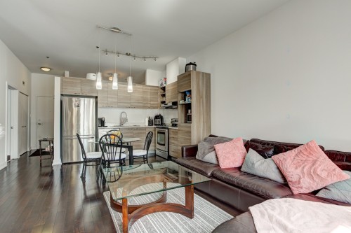 Salon - 2111-479 Av. Mousseau-Vermette, Dorval, QC - Indoor