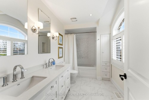 67 Alma Street, Hamilton, ON - Indoor Photo Showing Bathroom