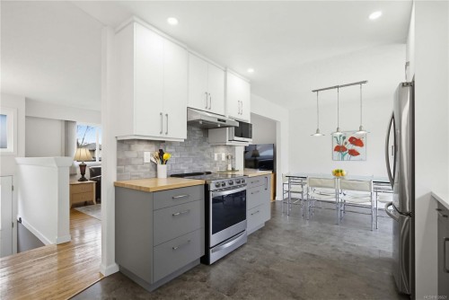 9552 Sharples Rd, Sidney, BC 