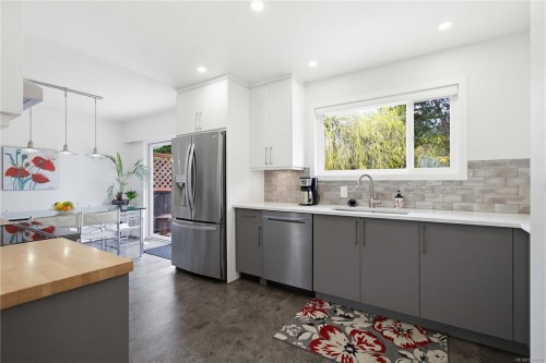 9552 Sharples Rd, Sidney, BC 