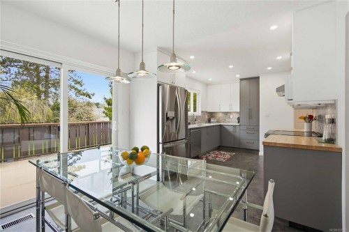 9552 Sharples Rd, Sidney, BC 