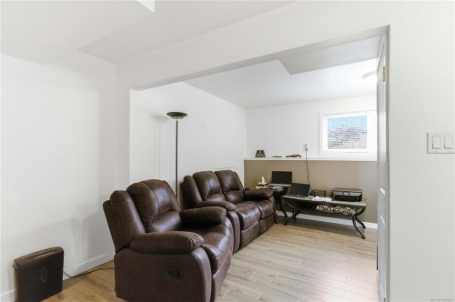 9552 Sharples Rd, Sidney, BC 