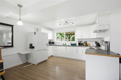 9552 Sharples Rd, Sidney, BC 