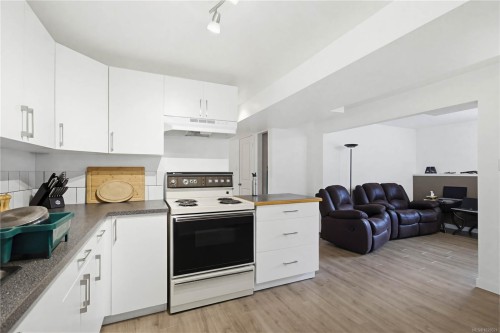 9552 Sharples Rd, Sidney, BC 