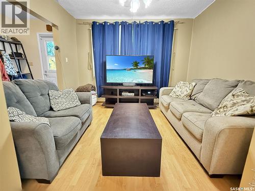44 5Th Avenue Ne, Swift Current, SK - Indoor Photo Showing Living Room