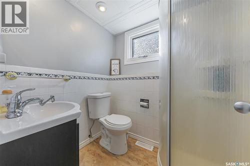 35 Cooper Crescent, Regina, SK - Indoor Photo Showing Bathroom