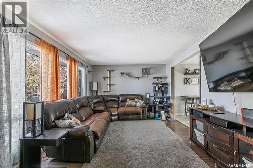 35 Cooper Crescent, Regina, SK - Indoor Photo Showing Living Room