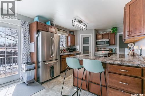 35 Cooper Crescent, Regina, SK - Indoor Photo Showing Kitchen