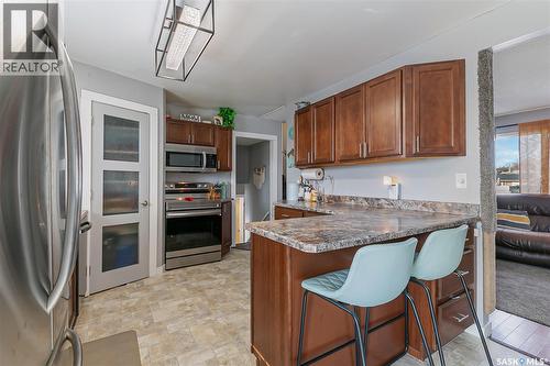 35 Cooper Crescent, Regina, SK - Indoor Photo Showing Kitchen