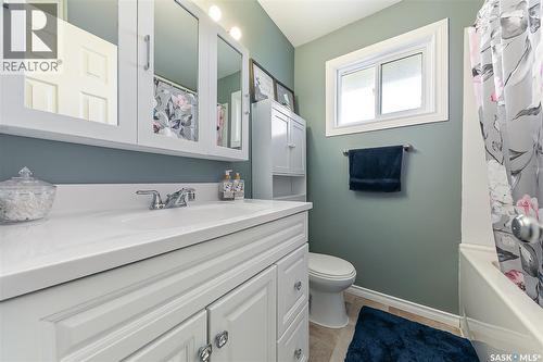 35 Cooper Crescent, Regina, SK - Indoor Photo Showing Bathroom