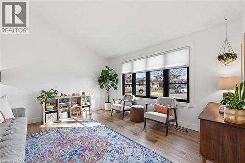 11 Sandlyn Court, Hamilton, ON - Indoor Photo Showing Living Room